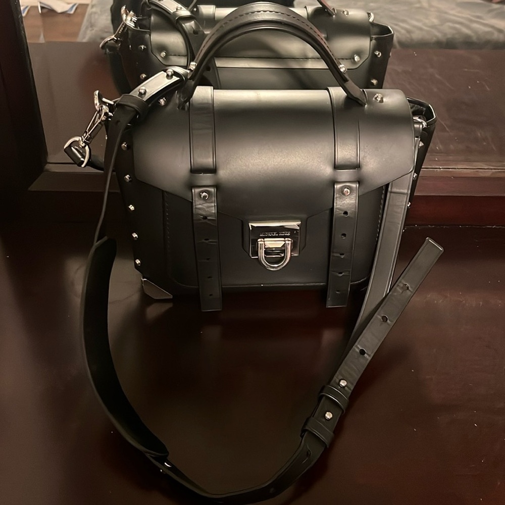 MICHAEL KORS Manhattan black leather crossbody